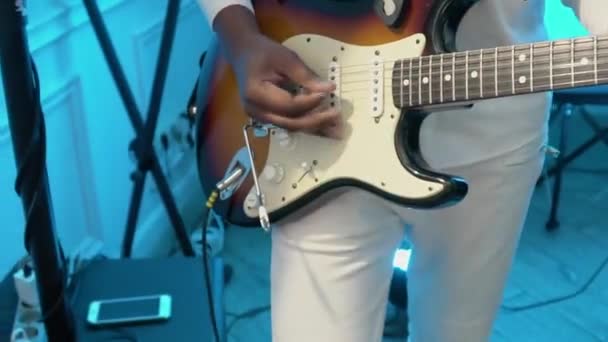 Afroamerikanischer Gitarrist spielt Gitarre bei einem Konzert — Stockvideo