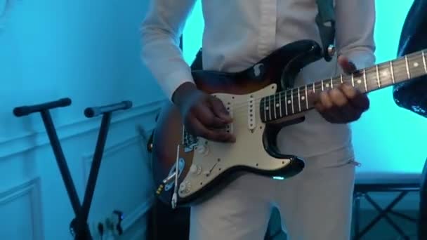 Αφροαμερικάνος κιθαρίστας παίζει κιθάρα σε μια συναυλία — Αρχείο Βίντεο