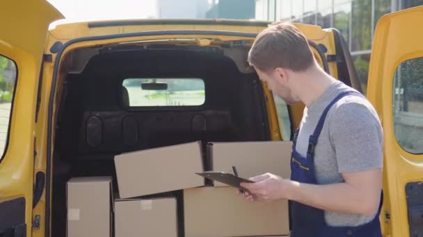 De bezorger schrijft iets aan het klembord. Levering van geneesmiddelen en producten — Stockvideo