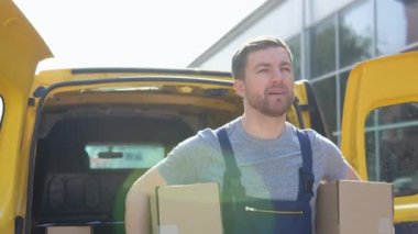 Teslimatçı iki kutuyla gidecek. İlaç ve ürün teslimatı. Koronavirüs salgını sırasında güvenli teslimat