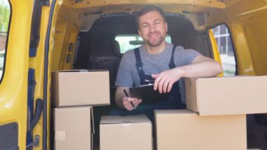 Dışarıdaki karavanda panosu olan bir kurye.