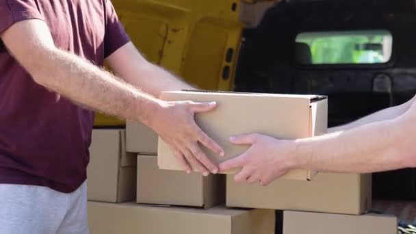 Junger Postbote bringt ein Paket zu einem Kunden. Konzept von Kurier, Lieferung nach Hause, E-Commerce-Versand, Virus, covid — Stockvideo