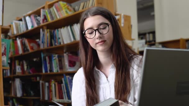Mladý teen studentka vysoká škola pomocí notebooku psaní na PC pracuje na technickém zařízení ve třídě sedět za stolem. Online vzdělávání, elearning koncept — Stock video