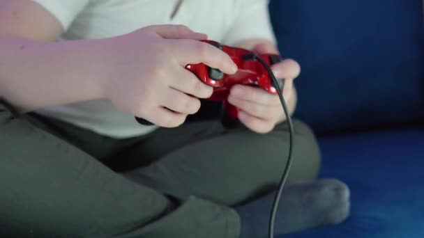 Boy använder controller för att spela TV-spel — Stockvideo