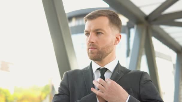 Businessman adjusting suit and tie near the business center — Vídeo de Stock