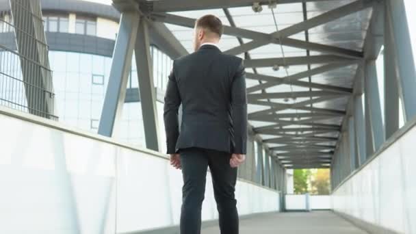 Confident guy in suit being on his way to work. Cityscape background — Vídeo de stock
