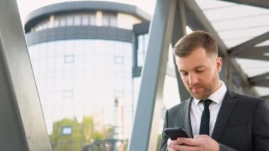 İş gününün sonunda cep telefonu kullanan yorgun bir işadamı. Sosyal ağ. İnsanlar