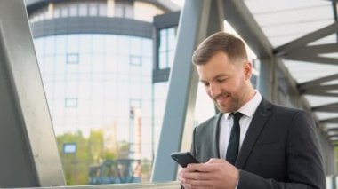 Yakışıklı sakallı iş adamı cep telefonu kullanıyor. Sosyal ağ. İnsanlar