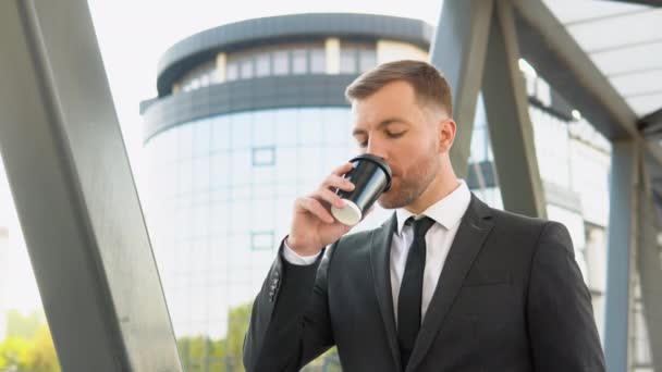 Giovane uomo d'affari fiducioso bere caffè vicino al centro commerciale — Video Stock