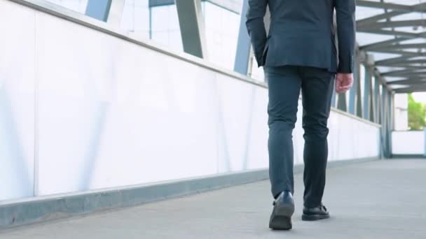 Κινηματογραφικό κοντινό πλάνο των ποδιών με μαύρα δερμάτινα παπούτσια του ανώνυμου επιχειρηματία περπατά στο δρόμο κέντρο της πόλης στο δρόμο για το γραφείο πριν από την έναρξη της ημέρας εργασίας του — Αρχείο Βίντεο