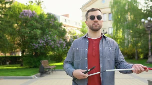 Blinder Mann stellt Gehstock im Park auf. Unabhängigkeitskonzept. Menschen mit Behinderungen — Stockvideo