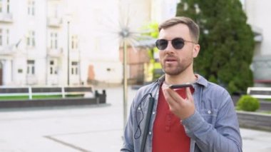 Dijital asistan kullanarak engelli bir adam ve akıllı telefondan erişim kolaylığı