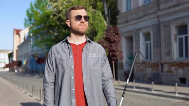 Portret van een blinde man met een stok in de oude stad — Stockvideo