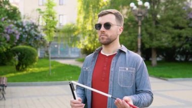 Kör adam parkta baston kuruyor. Bağımsızlık kavramı. Özürlü insanlar