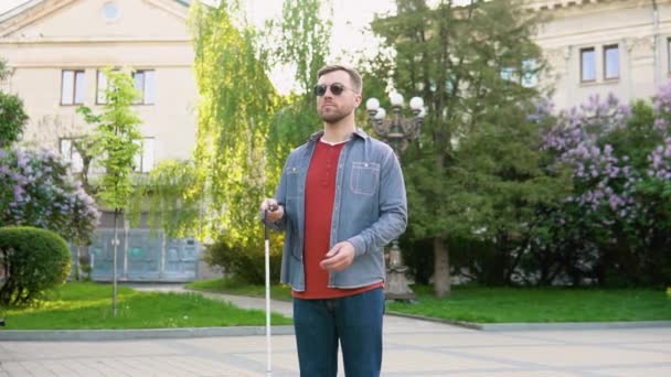 Un ciego instalando bastón en el parque. Concepto de independencia. Personas con discapacidad — Vídeo de stock