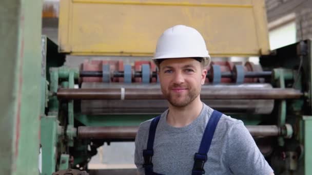 Sanayi atölyesindeki profesyonel bir işçinin portresi. Ağır sanayi kavramı — Stok video