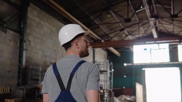 Professionelle Arbeiter gehen durch die Lagerhalle des Logistikzentrums. Baustellenlogistik Architekt Mann Bauarbeiter drinnen — Stockvideo