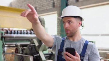 Sanayi atölyesinde çalışan profesyonel bir işçi üretimi yönetir. Ağır sanayi kavramı