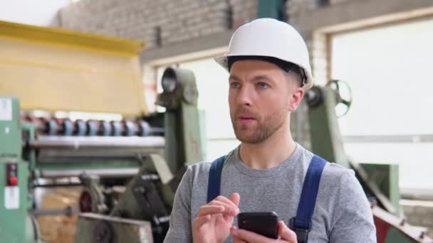 Un trabajador profesional en el taller industrial gestiona la producción. El concepto de industria pesada — Vídeo de stock