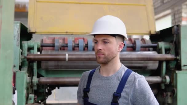 Un travailleur professionnel ferme une vanne dans une vieille machine — Video