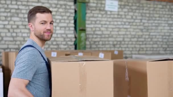 Depo çalışanı, raftan karton kutular ve paketler alarak sipariş topluyor. — Stok video
