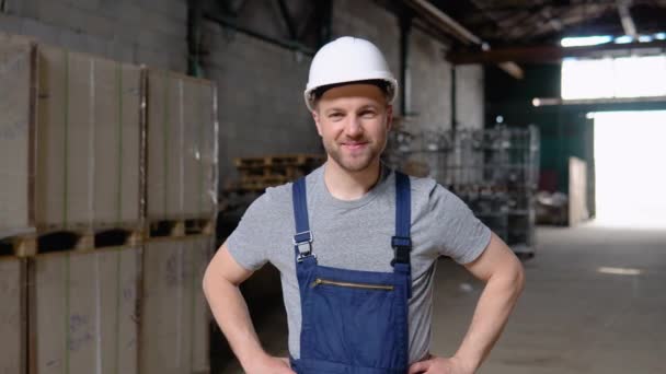 Porträtt av en livsviktig arbetare i ett lager. I bakgrunden stort lager — Stockvideo