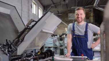 Baskı fabrikasındaki bir mühendisin portresi. Posterlerin, gazetelerin, broşürlerin, dergilerin endüstriyel baskısı