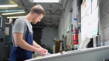 Grafik tasarımcısı renk paletinden renkler seçiyor. Yazdırma işlemindeki renk yönetimi kavramı