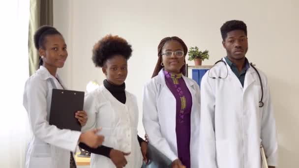 Porträtt av afrikanskt amerikanskt läkarteam som står på modernt sjukhus. Grupp unga afrikanska studenter på kliniken — Stockvideo