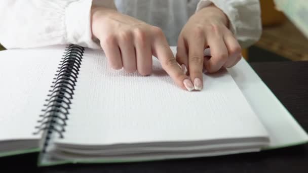 Blindes Mädchen Beim Lesen Eines Brailletextes Der Bibliothek Blindenschrift Ist — Stockvideo