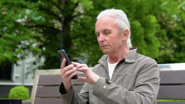 Retrato Uma Pessoa Idosa Usando Telefone Celular Segurando Dispositivo Navegando — Vídeo de Stock