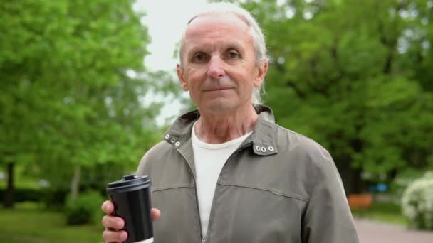 老人は公園でコーヒーを飲む — ストック動画