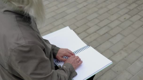 Τυφλός Κάθεται Παγκάκι Στο Πάρκο Της Πόλης Και Διαβάζει Ένα — Αρχείο Βίντεο