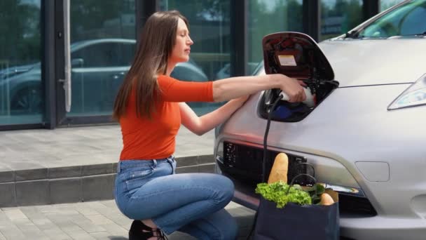 Mädchen Zückt Ladegerät Ihres Elektroautos — Stockvideo