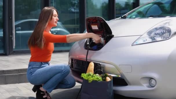 Elektrikli Arabasının Şarj Aletini Alamayan Bir Kızın Görüntüsü — Stok video