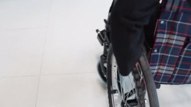 Ofis kavramında iş adamları. Ofis koridorunda tekerlekli sandalyedeki iş kadını