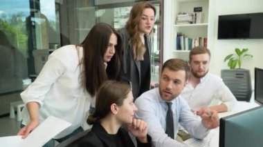 İş adamı yönetim kurulunda ekiple çalışmayı tartışıyor. Yaratıcı grup yeni bir projeyi tartışıyor. Sıcak tartışmalar
