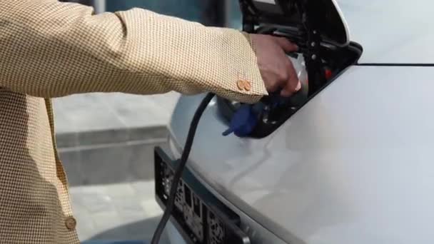 Неузнаваемый Человек Отключает Кабель Зарядки Электромобиля Мужская Рука Отключает Разъем — стоковое видео