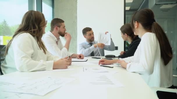 Empreendedor Explicando Novas Estratégias Para Colegas Sala Reuniões Empresário Discutindo — Vídeo de Stock