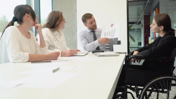 Diverso Grupo Colegas Trabajo Hablando Reunión Oficina Uno Silla Ruedas — Vídeos de Stock