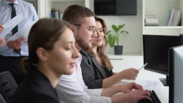 Uomo Affari Che Discute Lavoro Con Team Sala Riunioni Gruppo — Video Stock