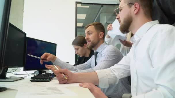 Empresário Discutindo Trabalho Com Equipe Sala Reuniões Grupo Criativo Está — Vídeo de Stock