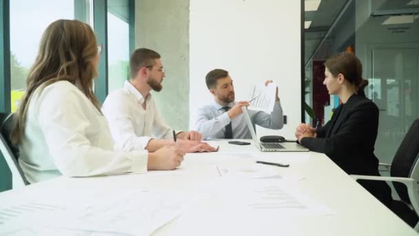 Empreendedor Explicando Novas Estratégias Para Colegas Sala Reuniões Empresário Discutindo — Vídeo de Stock