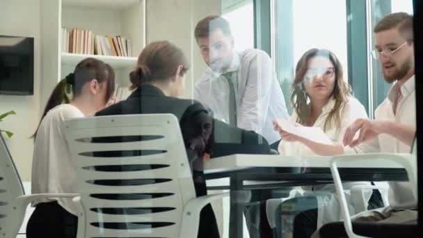Uomo Affari Che Discute Lavoro Con Team Sala Riunioni Gruppo — Video Stock