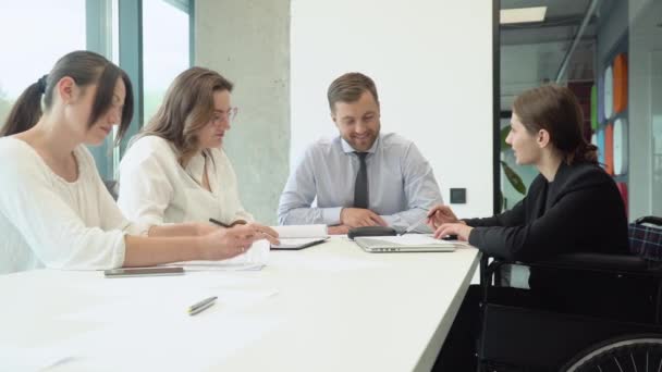 Různorodá Skupina Pracovních Kolegů Hovořící Schůzce Úřadu Jeden Vozíčku Nezávislý — Stock video