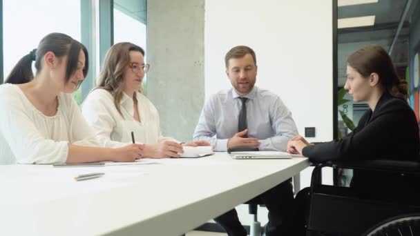 Grupo Jovens Empregados Escritório Masculinos Femininos Sentados Discutindo Sobre Projeto — Vídeo de Stock