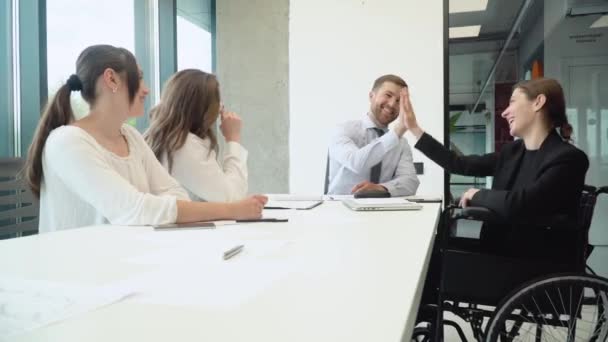 Grupo Jovens Empregados Escritório Masculinos Femininos Sentados Discutindo Sobre Projeto — Vídeo de Stock