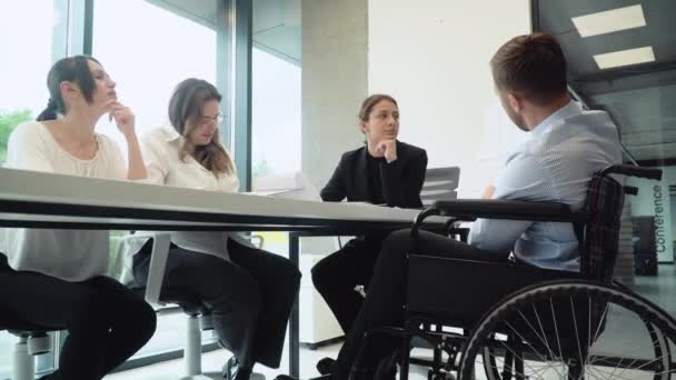 Diverse Arbeitskollegen Unterhalten Sich Bei Bürotreffen Einer Sitzt Rollstuhl Unabhängiges — Stockvideo