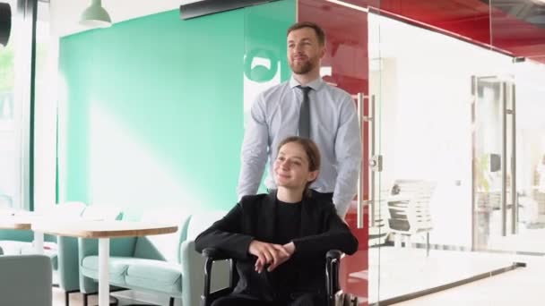 Podpora Inkluzivita Mladý Muž Tlačí Vozík Kolegou Kanceláři — Stock video