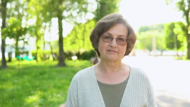 在公园里散步的老年妇女 一个快乐的祖母的活像 老年人的健康生活方式 积极的退休生活方式和户外时间 — 图库视频影像